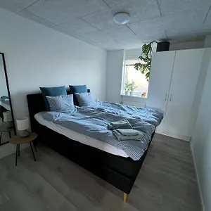 Nyrenoveret Med Balkon Og Parkering Lejlighed